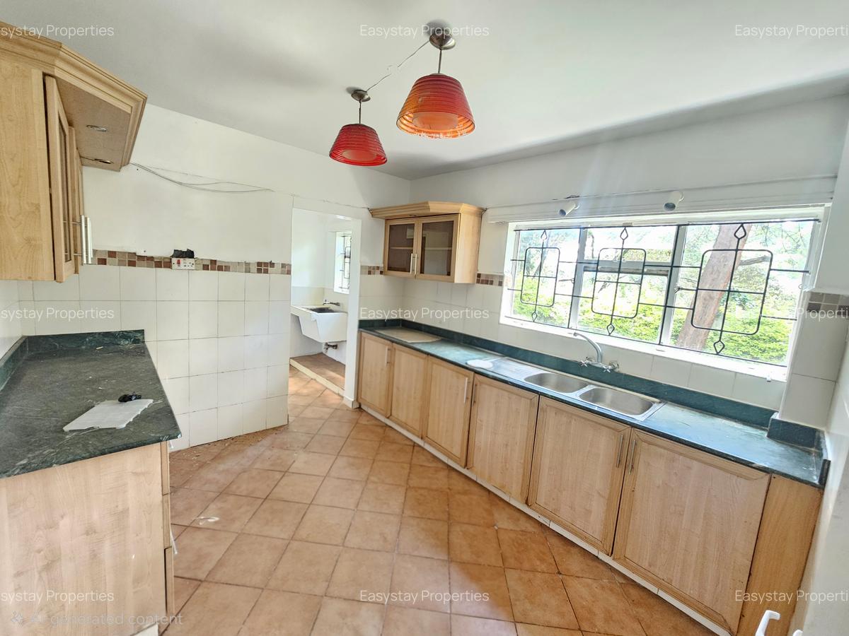 4 Bed House with En Suite in Rosslyn - 6