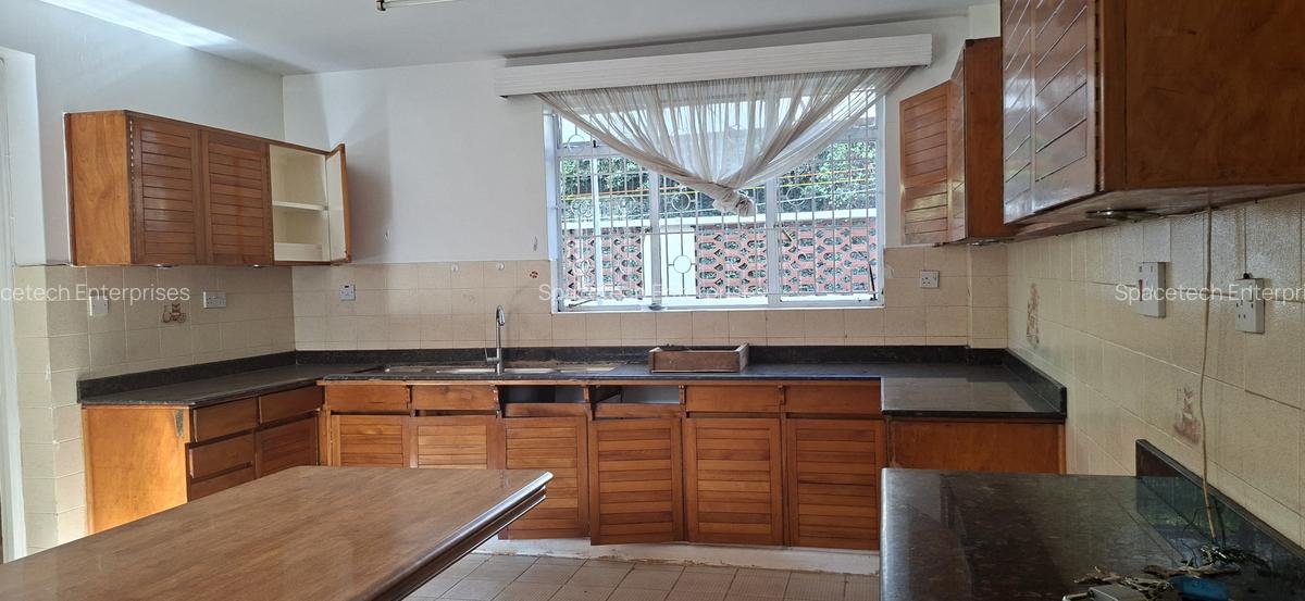 5 Bed Townhouse with En Suite in Spring Valley - 7