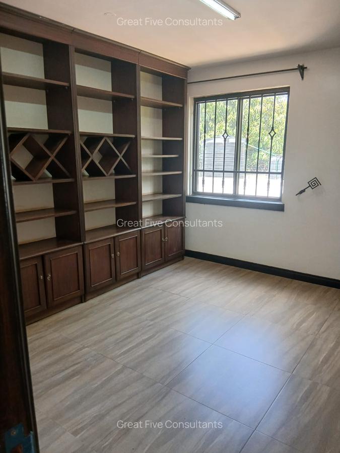 5 Bed House with En Suite in Runda - 12