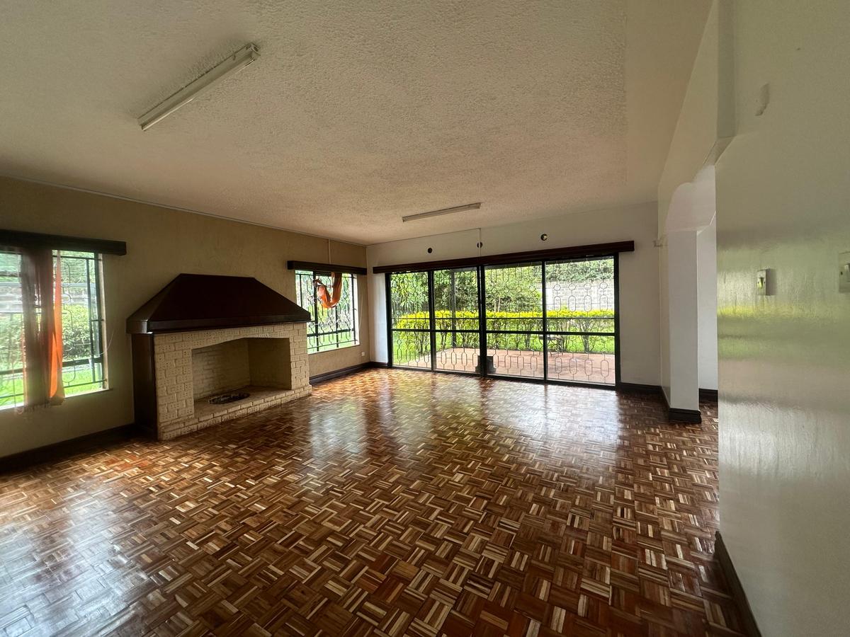 4 Bed Villa with En Suite at Lavington - 5
