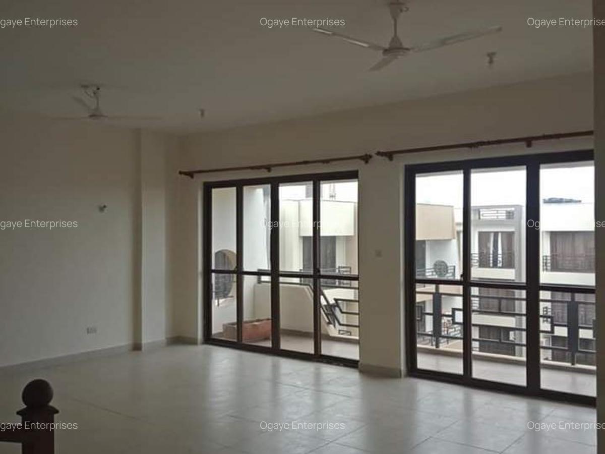 3 Bed Apartment with En Suite at 801181 - 3