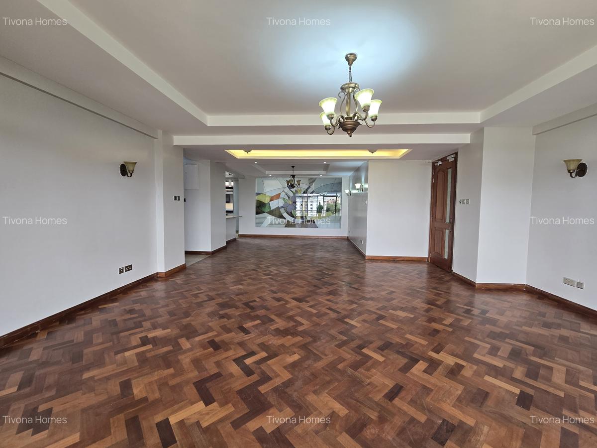 4 Bed Apartment with Swimming Pool in Riverside - 11