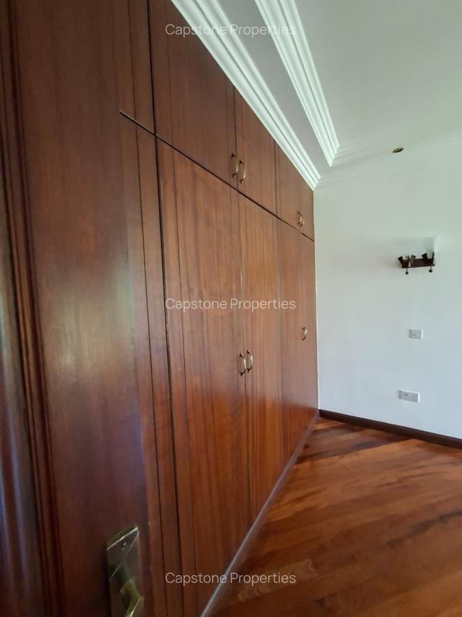 4 Bed Townhouse in Ridgeways - 17