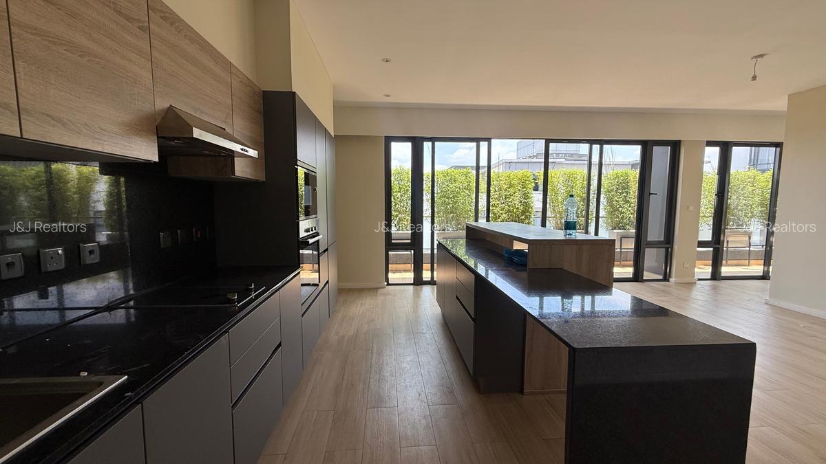 4 Bed Apartment with En Suite in Riverside - 10