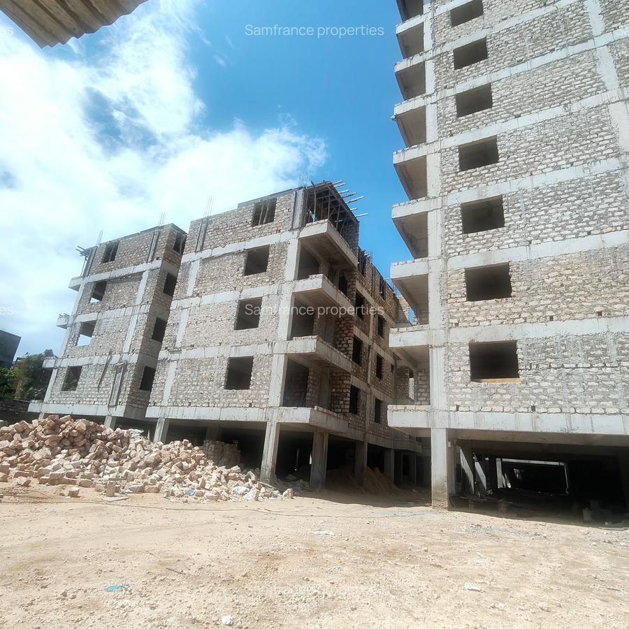 Serviced 2 Bed Apartment with En Suite at Links Road - 8