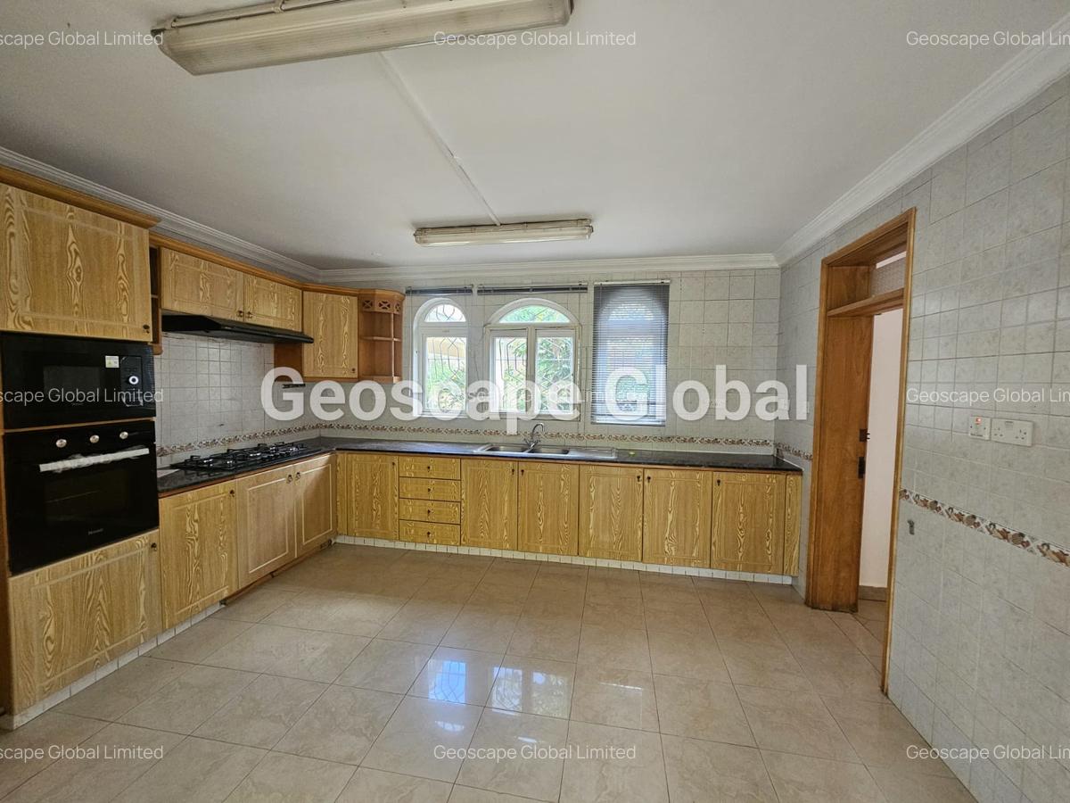 5 Bed House with En Suite in Runda - 10