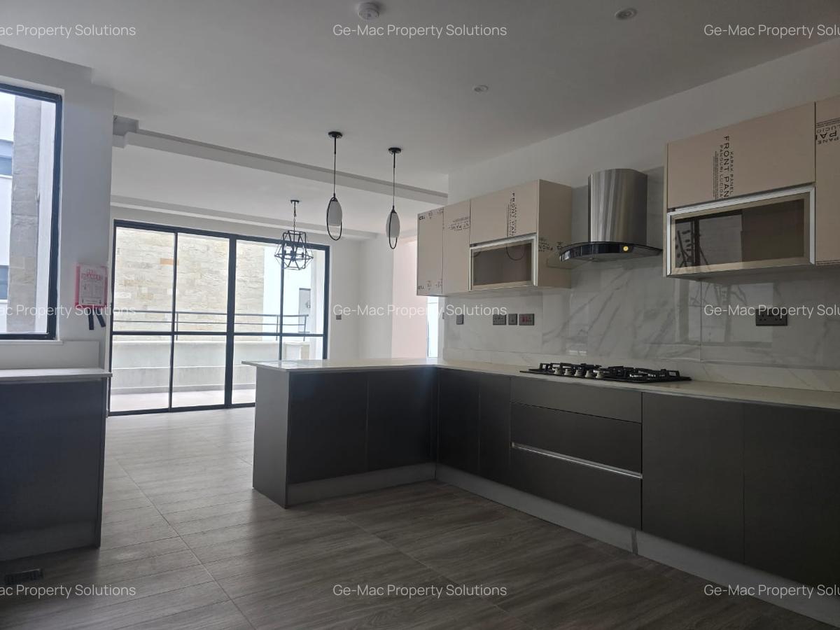 5 Bed House with En Suite in Lavington - 17