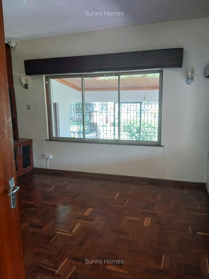 4 Bed Villa with En Suite at Rossylin Lone Tree - 17