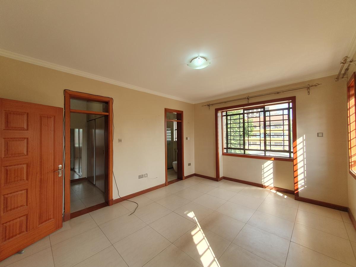 4 Bed Apartment with En Suite at 2Nd Parklands Avenue - 12