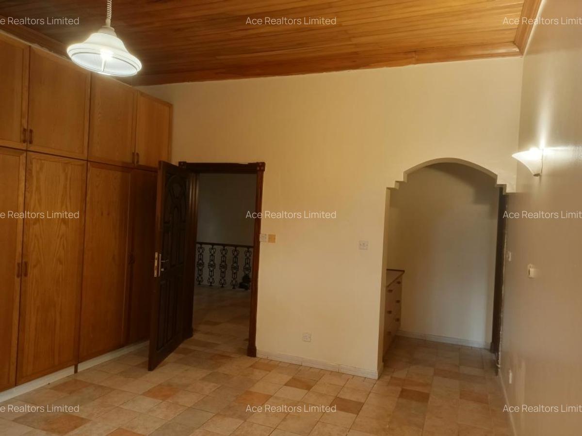 4 Bed House with En Suite at Hillview - 9