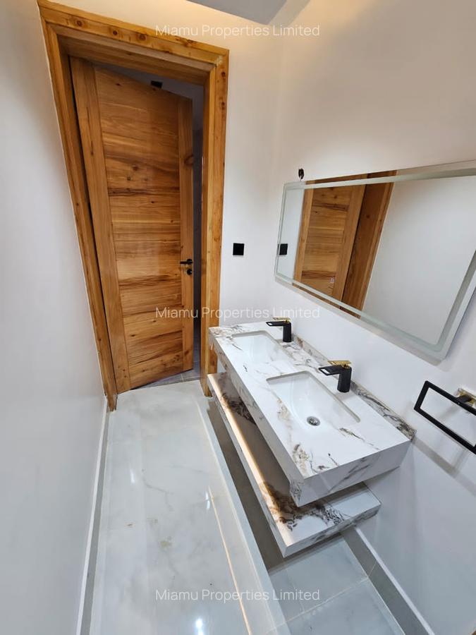 5 Bed House with Garden in Cianda - 6