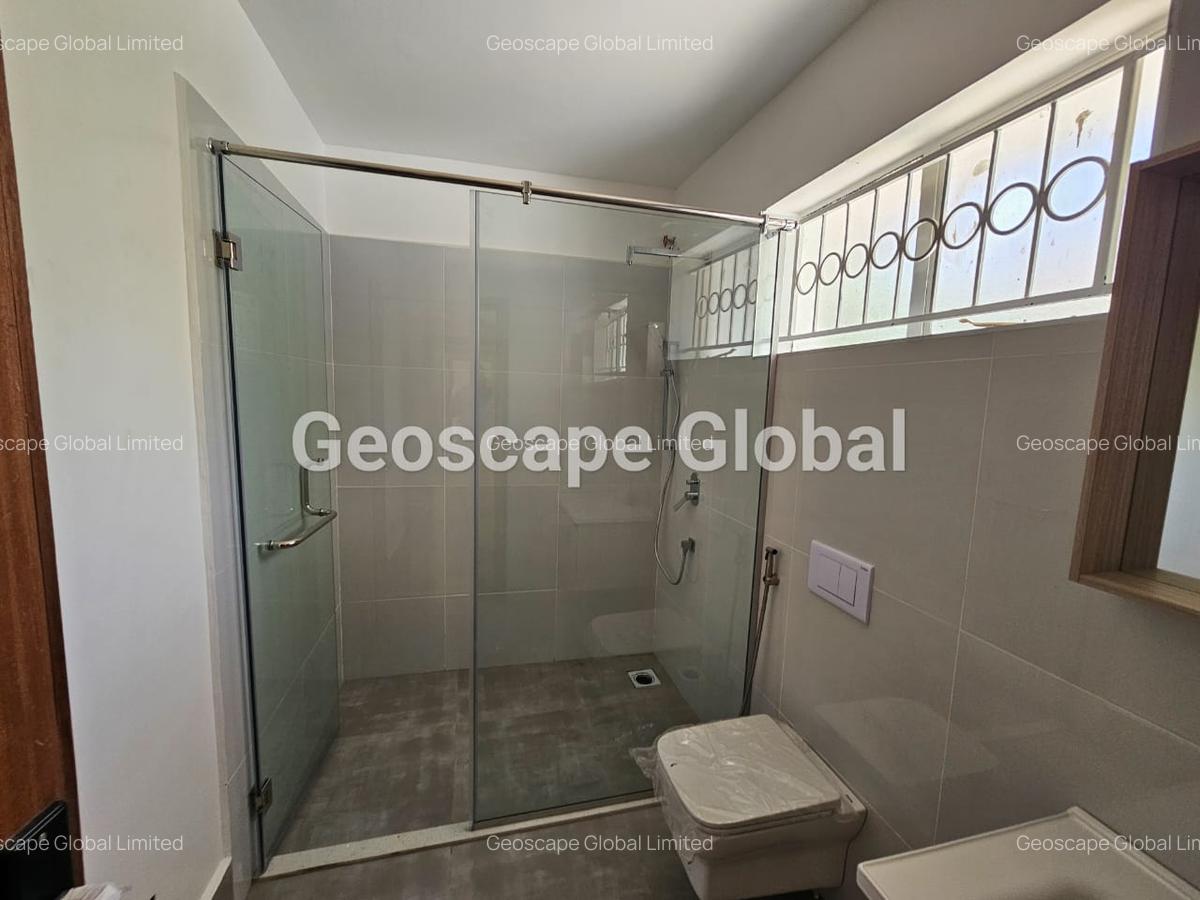 5 Bed House with En Suite in Runda - 10