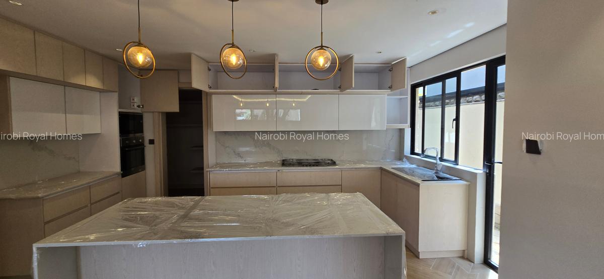 6 Bed Townhouse with En Suite at Lavington Green - 8