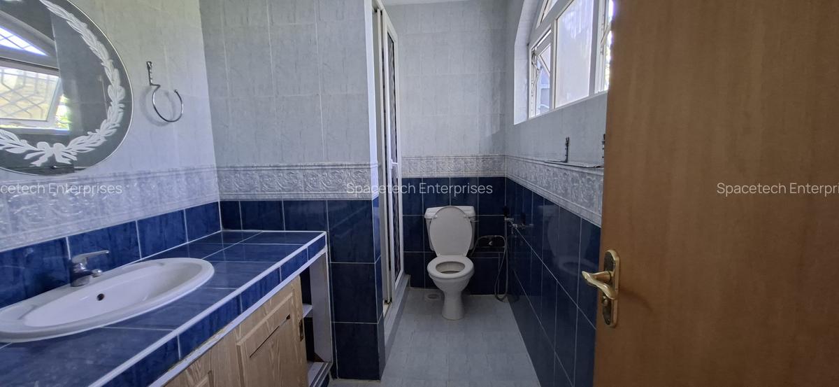 5 Bed House with En Suite in Runda - 14