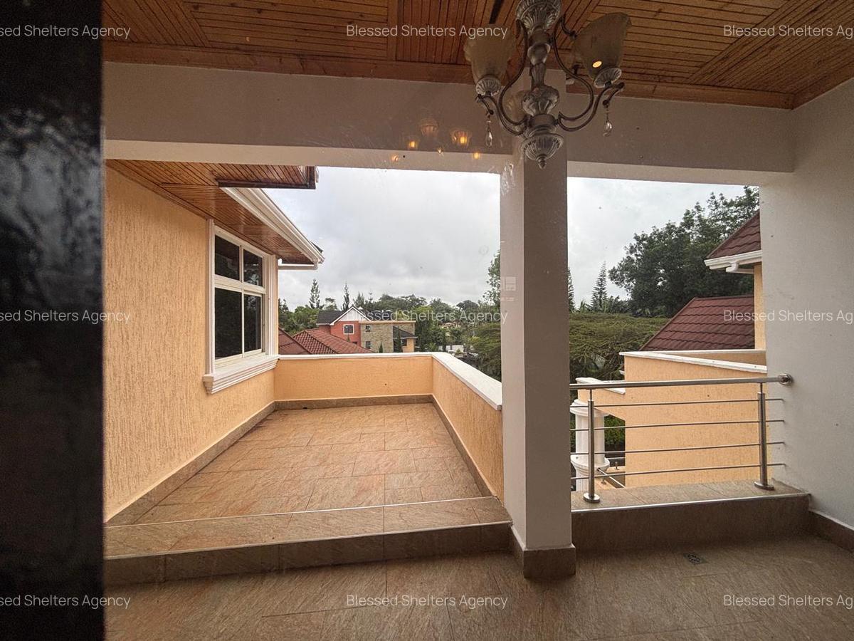 5 Bed Townhouse with En Suite in Ridgeways - 11