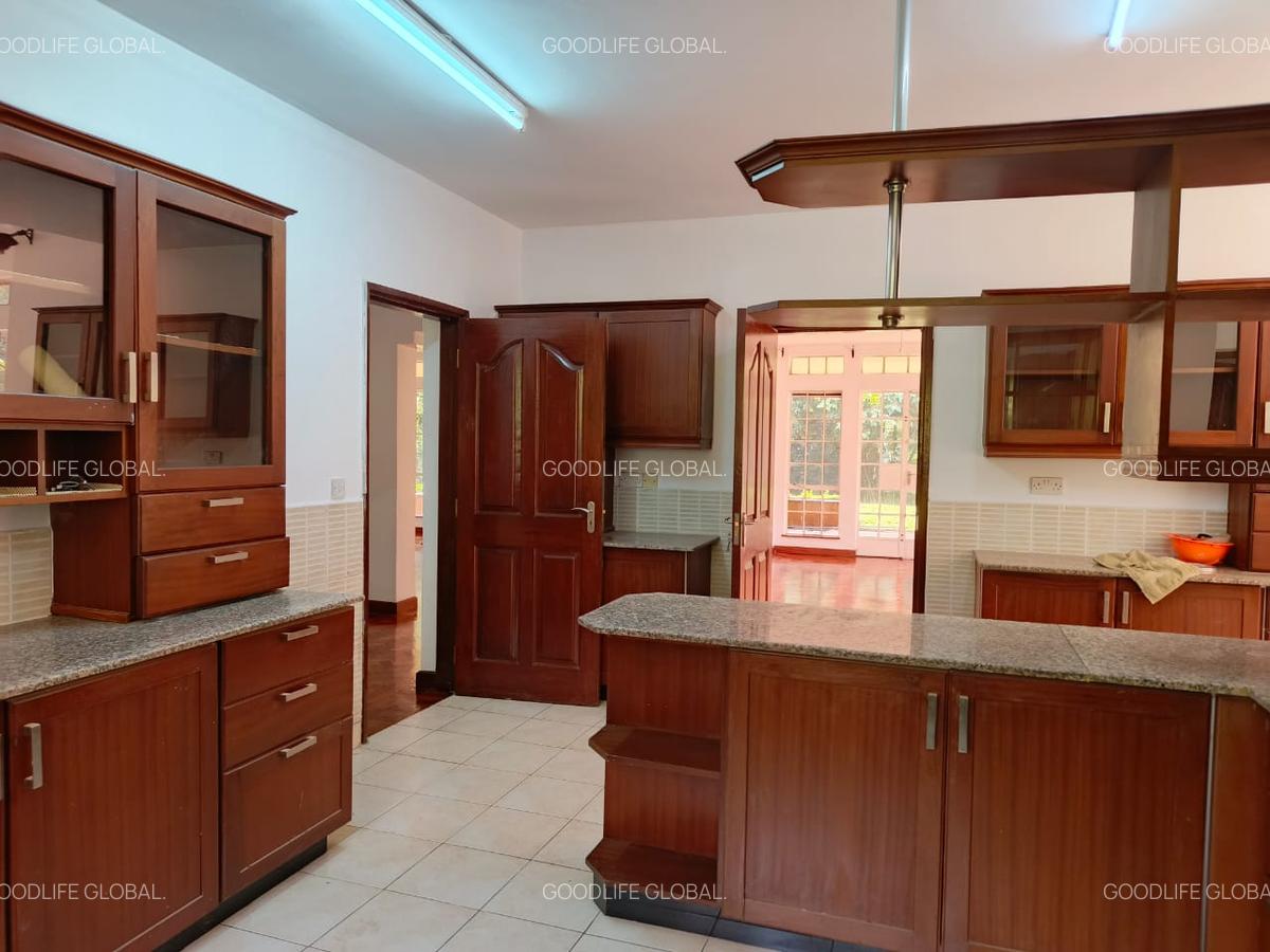 5 Bed House with En Suite at Rosslyn - 10