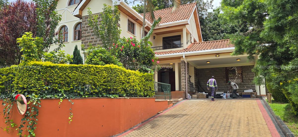 4 Bed Townhouse with En Suite at La - 10