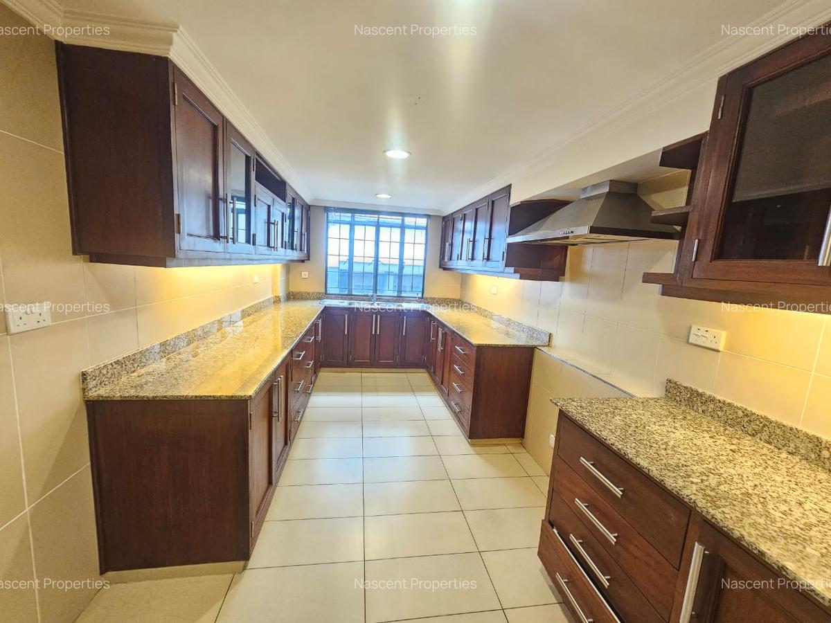 4 Bed Apartment with En Suite in Riverside - 18