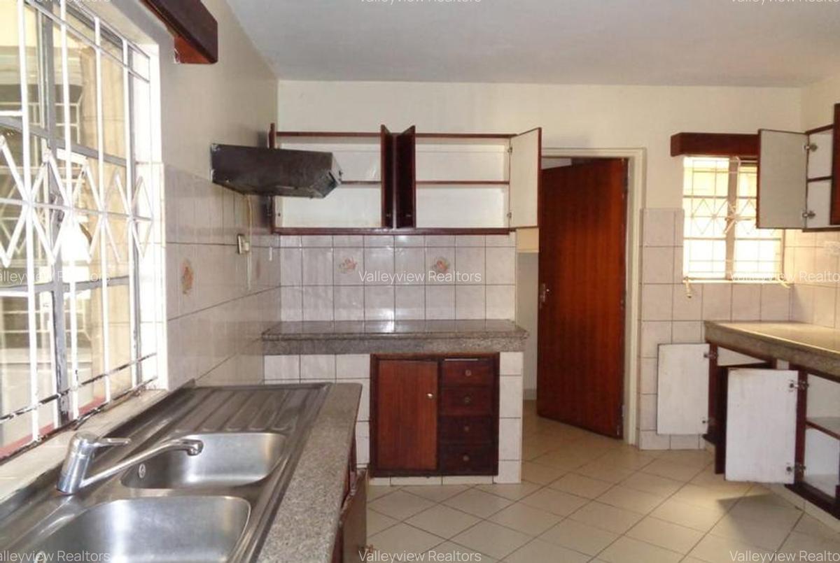 5 Bed Townhouse with En Suite at Lavington - 18
