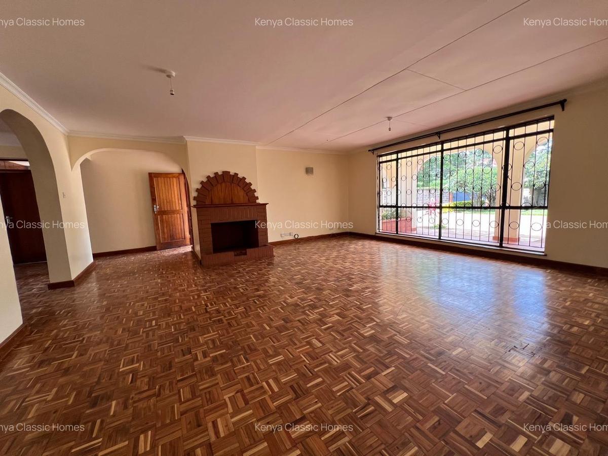 4 Bed House with En Suite at Mountain View - 3
