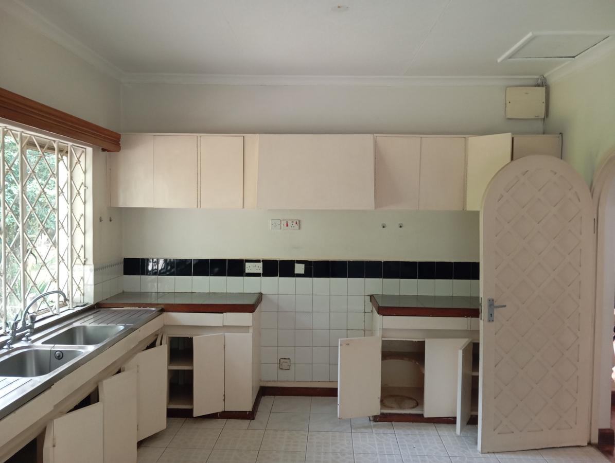3 Bed House with En Suite at Limury Road - 8