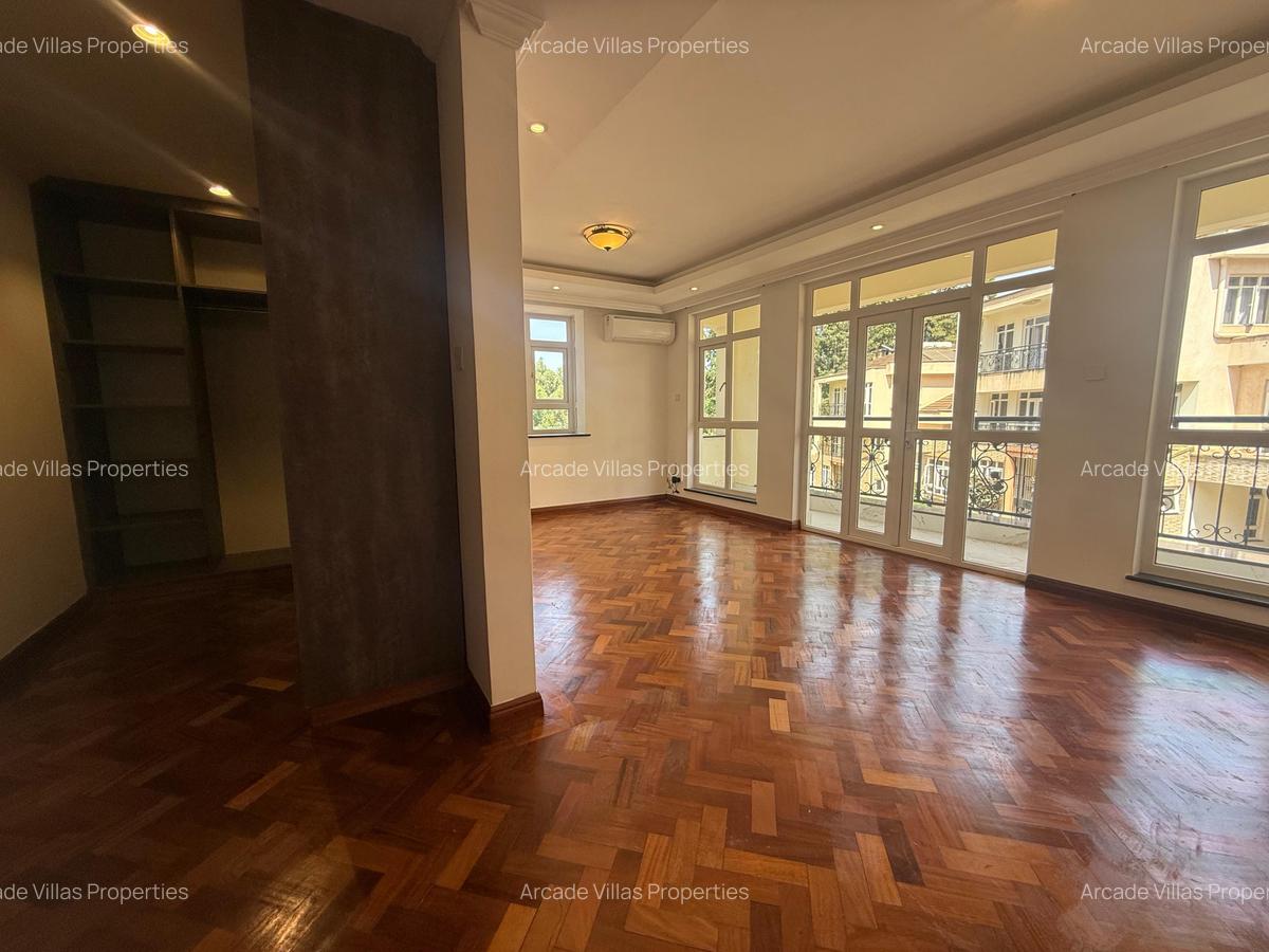 5 Bed Townhouse with En Suite in Lavington - 16