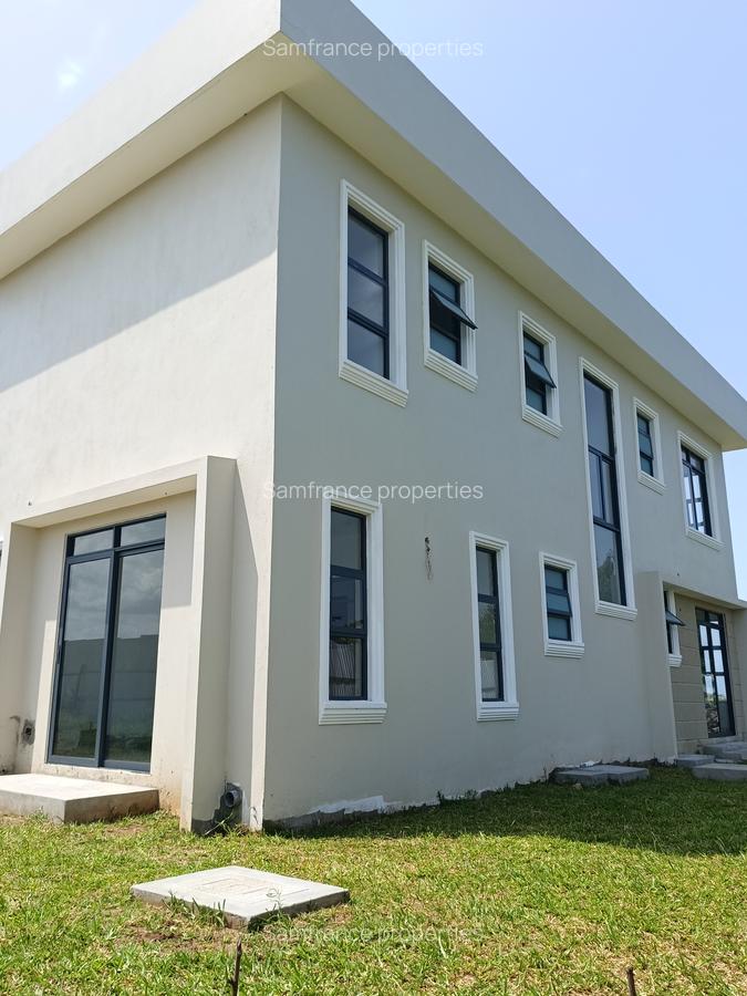 4 Bed Townhouse with En Suite at King'S Eood - 1