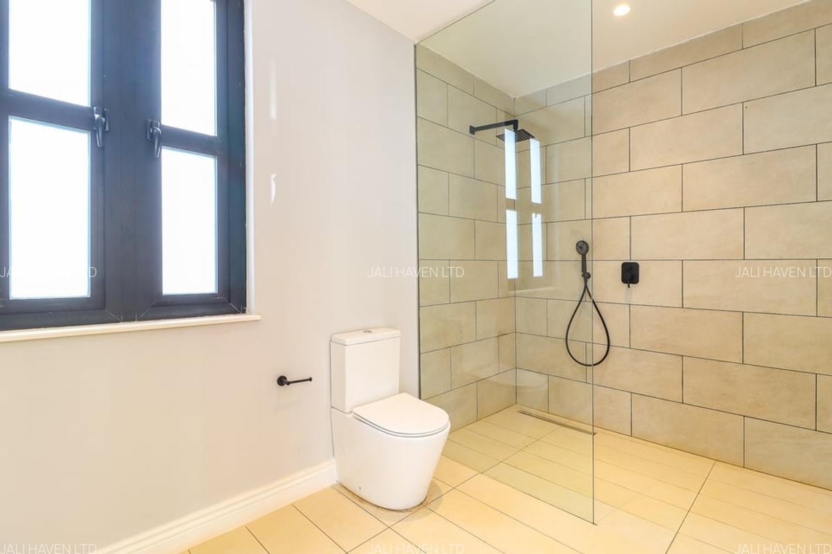 5 Bed Villa with En Suite in Runda - 12