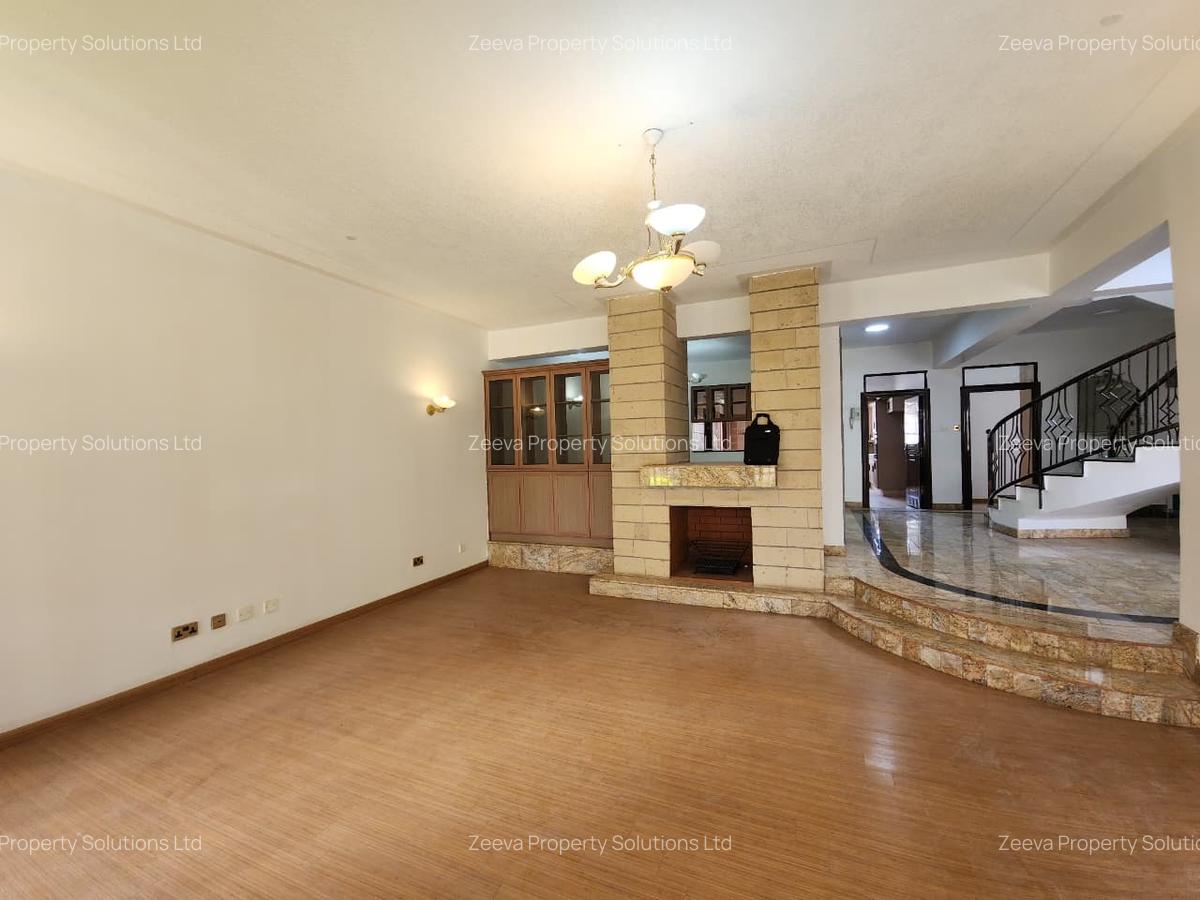 5 Bed House with En Suite in Lavington - 1