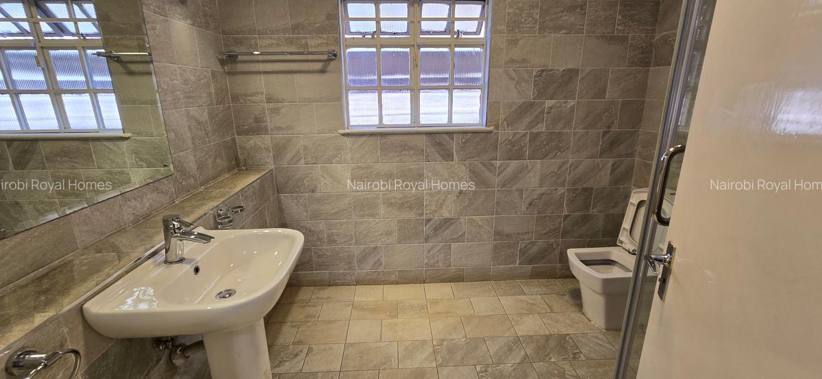 4 Bed House with En Suite at Lavington Road - 9