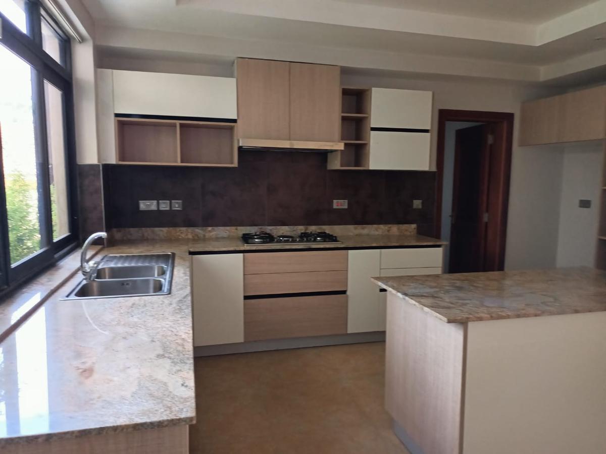 4 Bed Apartment with En Suite in Riverside - 5