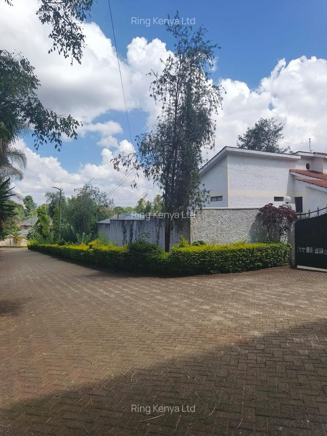 5 Bed House with Garden in Ridgeways - 13