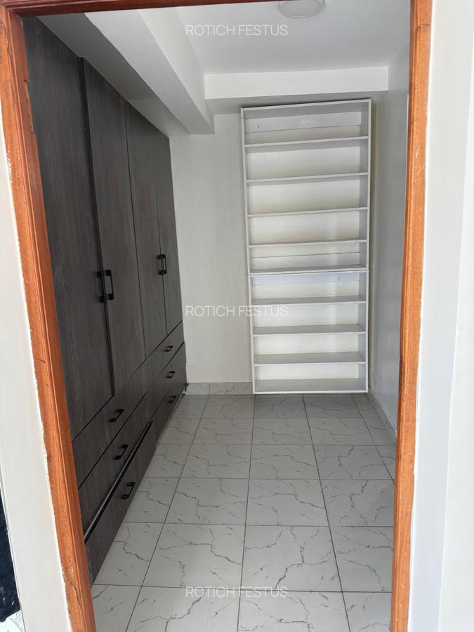 6 Bed House with En Suite at Membley - 11