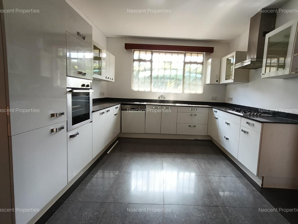4 Bed Villa with En Suite in Rosslyn - 18