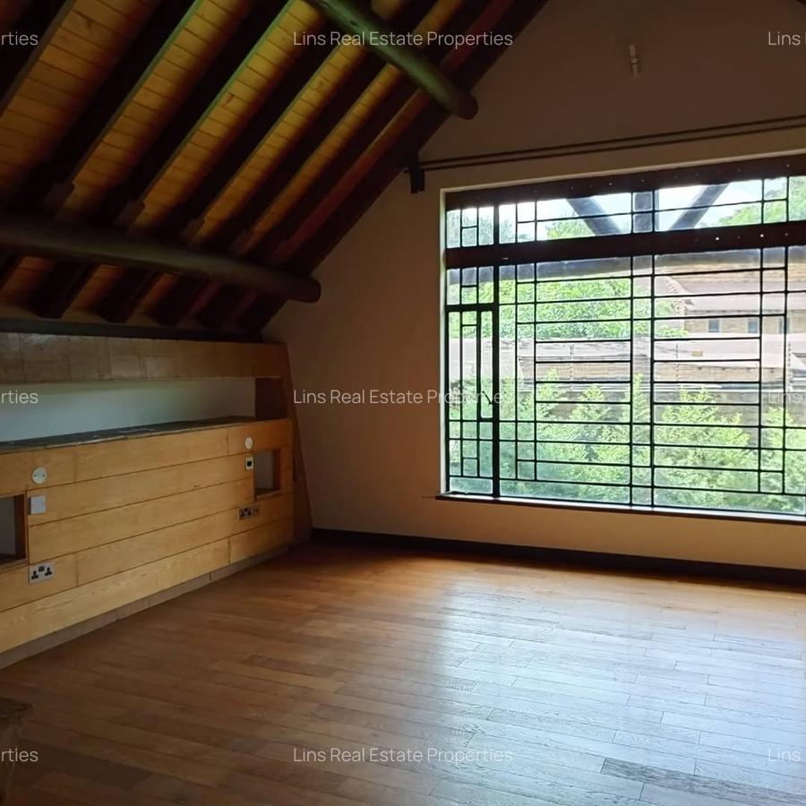 4 Bed Townhouse with En Suite in Lake View - 15