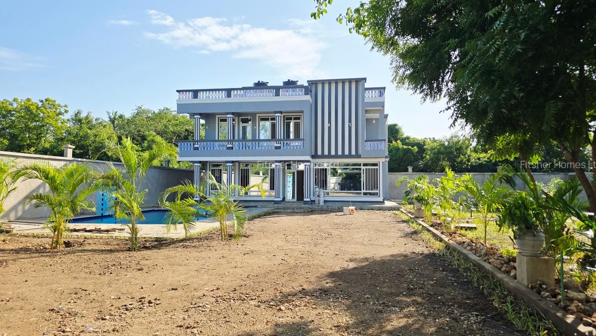 5 Bed Villa with En Suite in Diani - 1