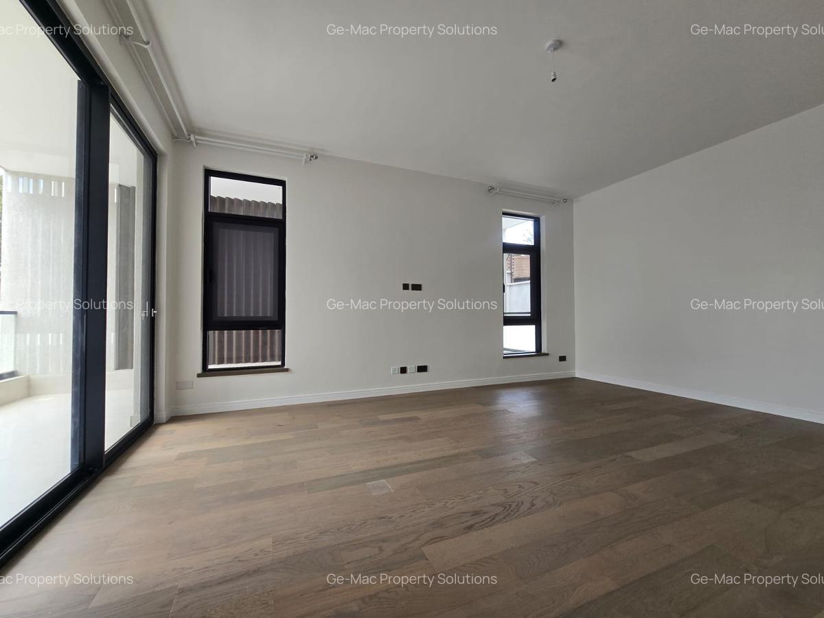 5 Bed House with En Suite in Lavington - 15