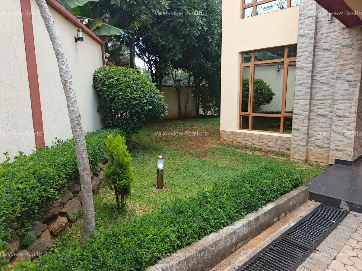 5 Bed Townhouse with En Suite at Lavington - 17