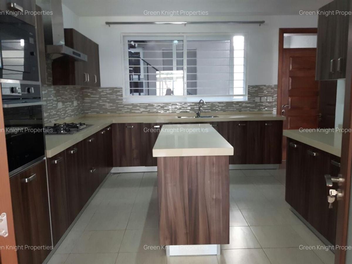 5 Bed House with En Suite in Lavington - 17