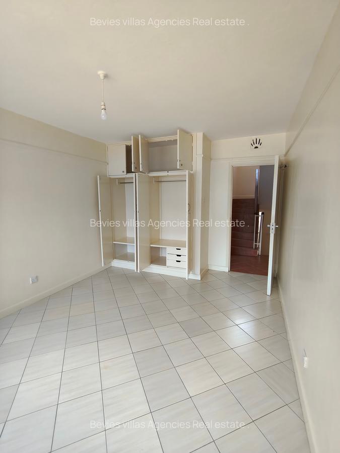 5 Bed Townhouse with En Suite at Brookside - 11