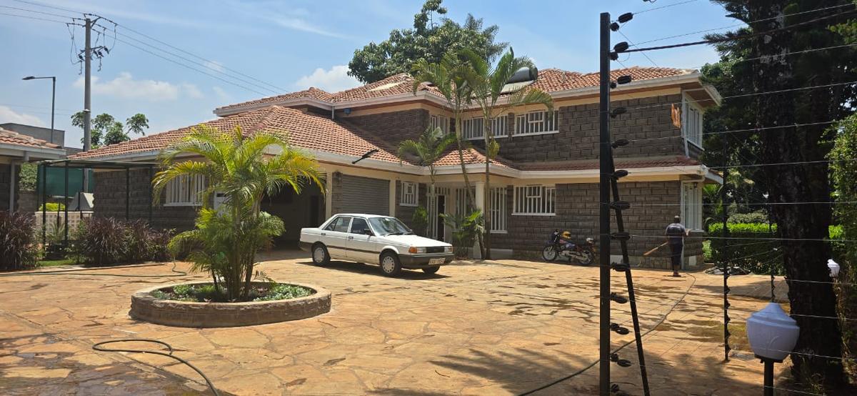 5 Bed House with En Suite in Runda - 1