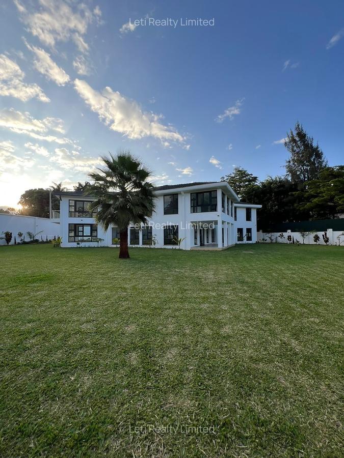 6 Bed House with En Suite in Runda - 1