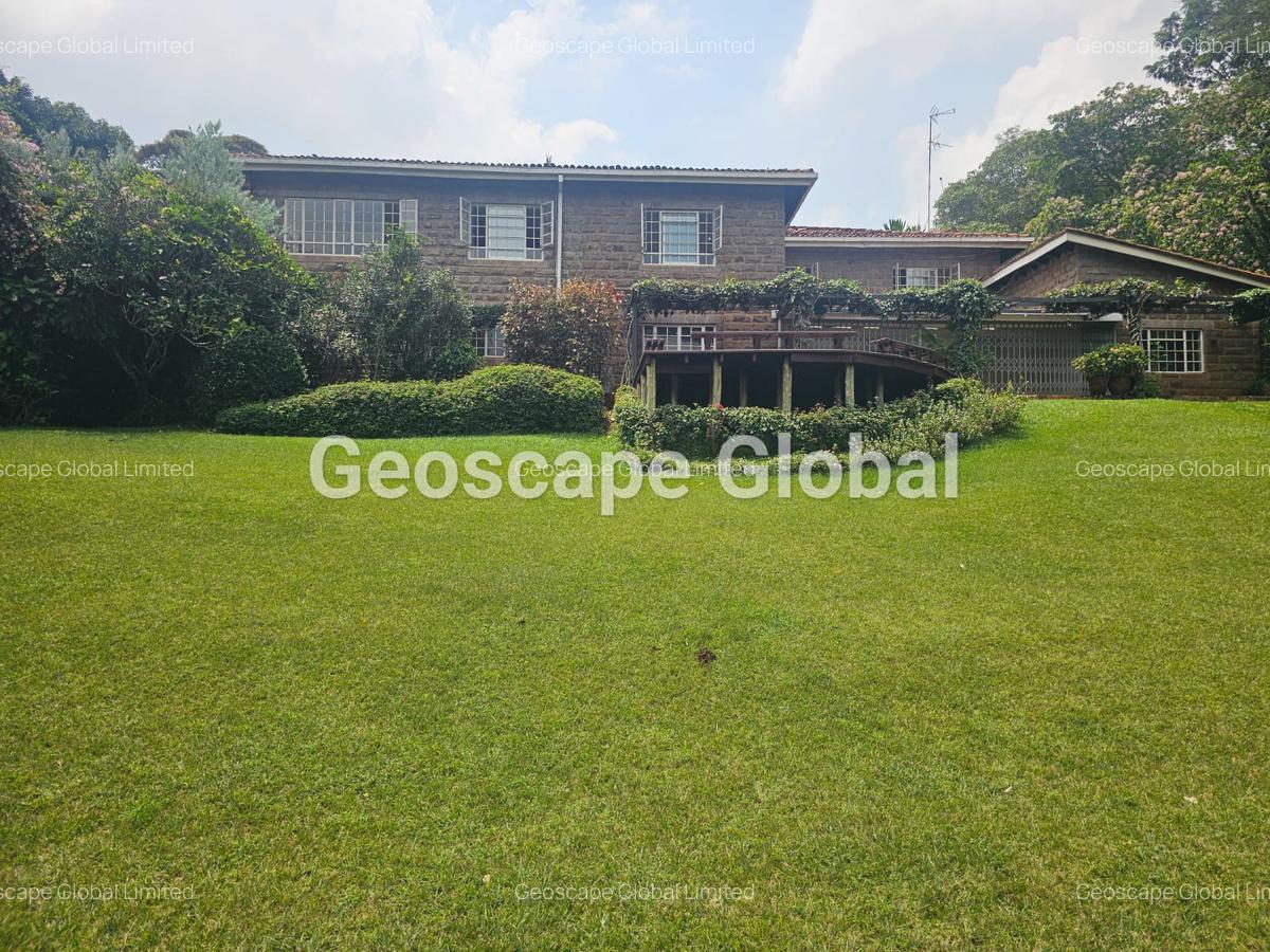 5 Bed House with En Suite in Ridgeways - 1