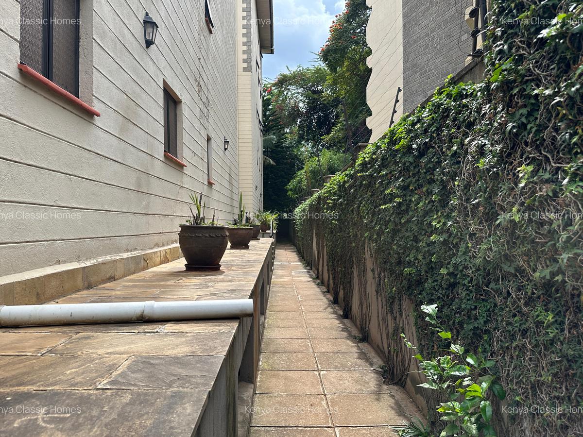 3 Bed Apartment with En Suite at Lavington - 19