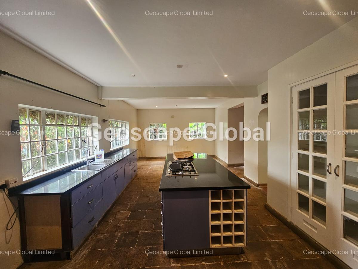 5 Bed House with En Suite in Ridgeways - 2