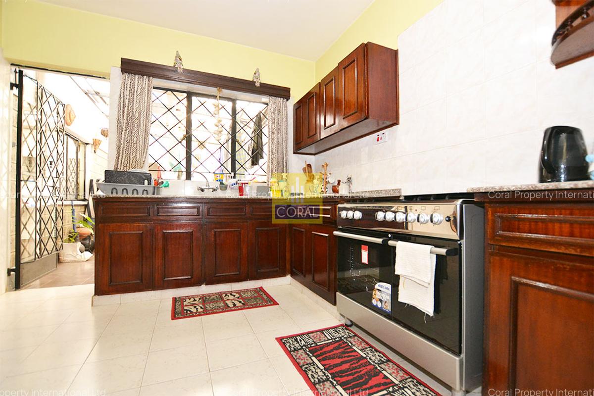 4 Bed House with Garden in Brookside - 7