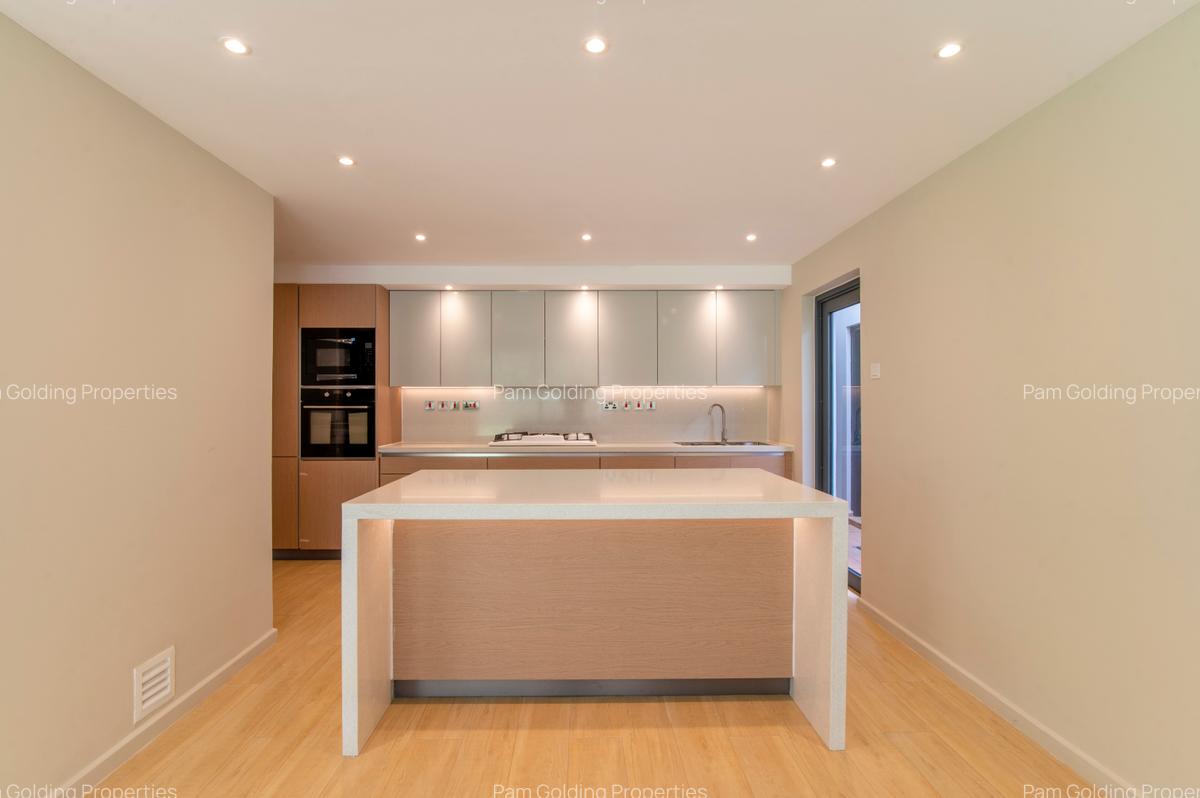 5 Bed Townhouse with En Suite at Westlands - 7