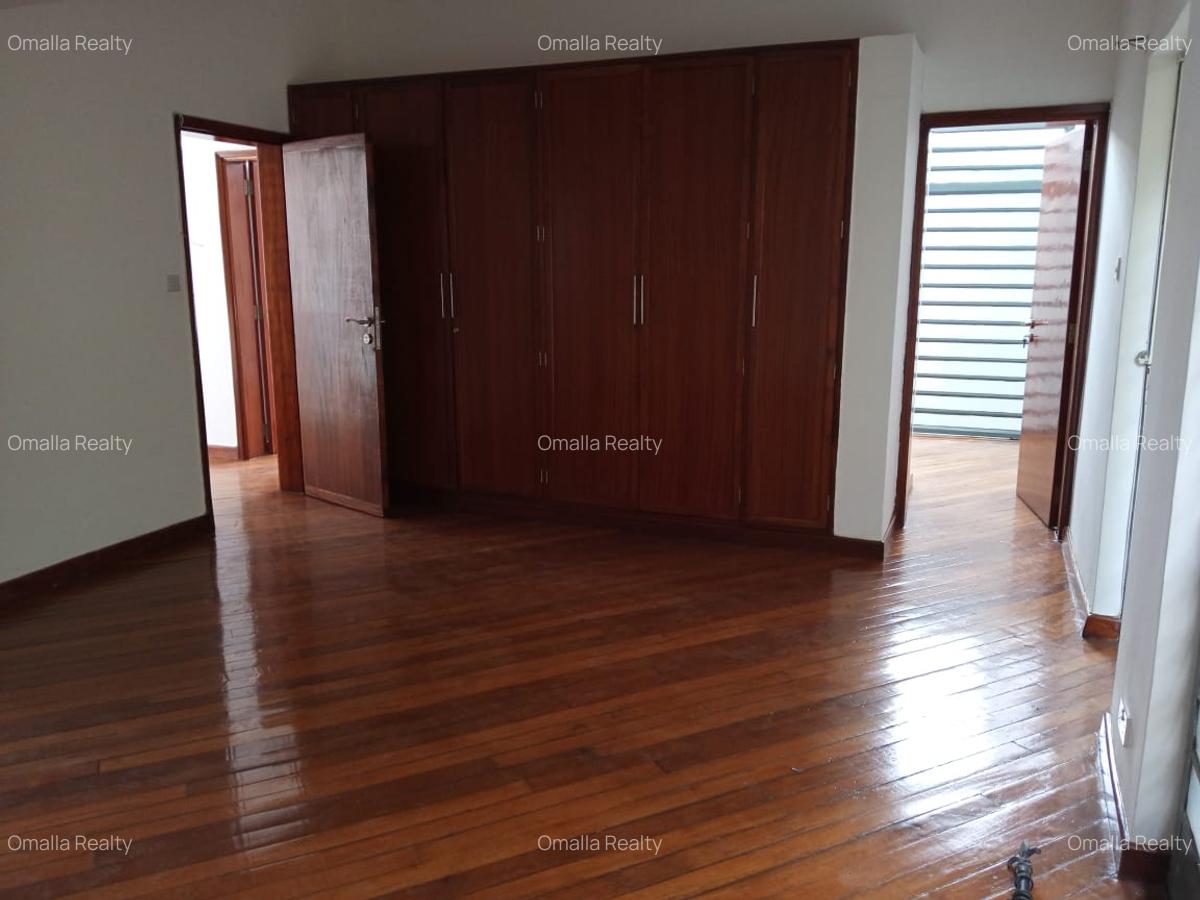 4 Bed House with En Suite in Lavington - 2