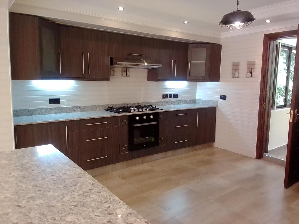 5 Bed Townhouse with En Suite in Lavington - 14