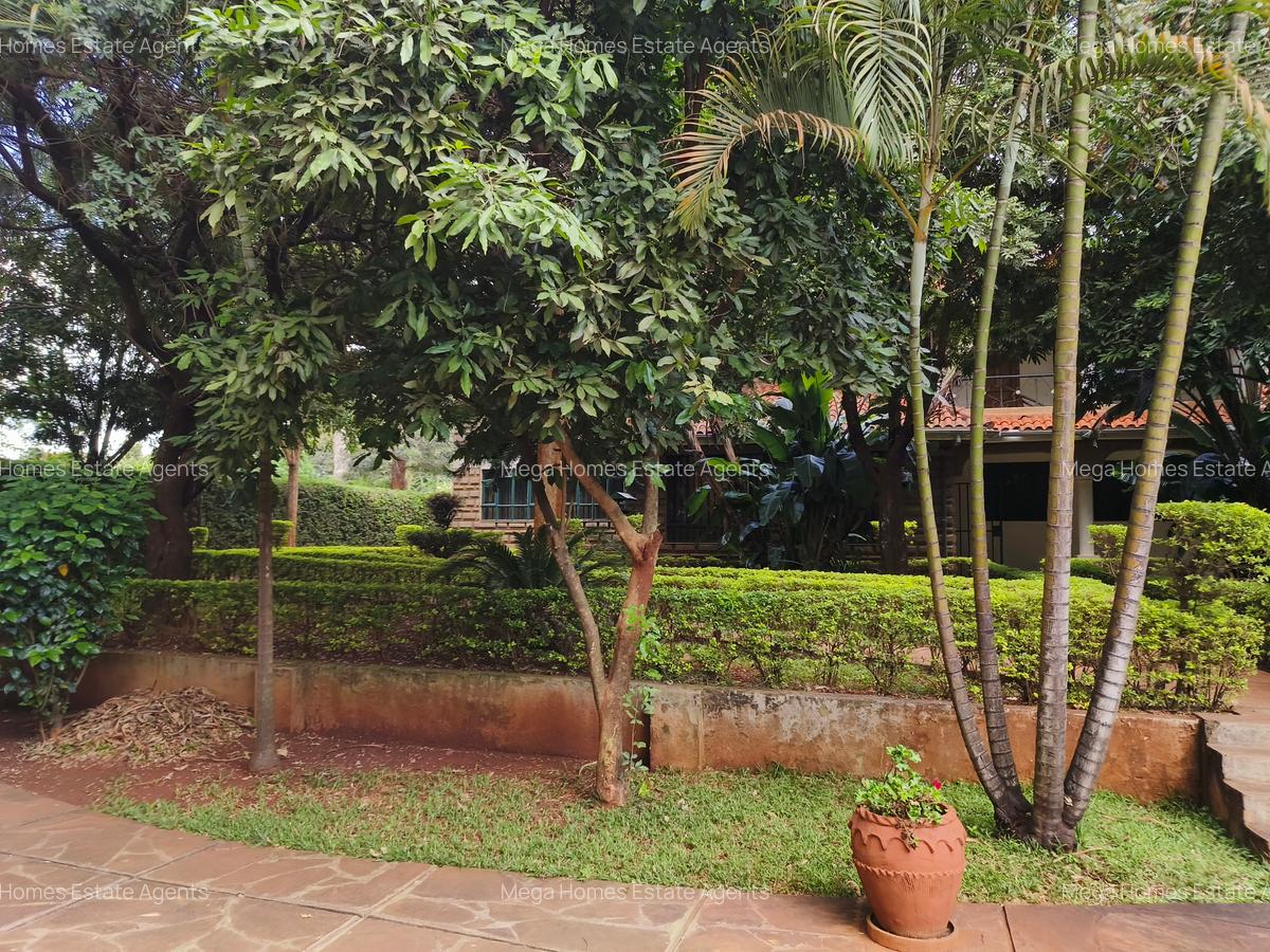 6 Bed House with En Suite in Runda - 3